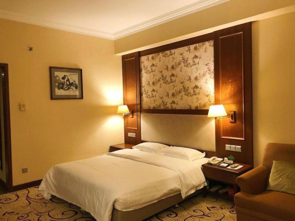 Fenggang Gladden Hotel Tiantangwei Exterior photo